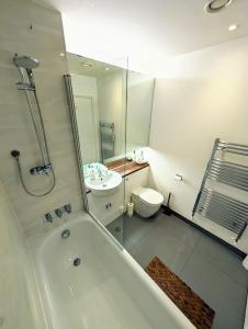 Modern East London Apt, 3 bedrooms, 2 Bathrooms