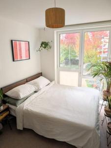 Modern East London Apt, 3 bedrooms, 2 Bathrooms