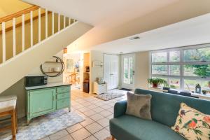 Peaceful Riverfront Retreat with Yoga and Art Studio!