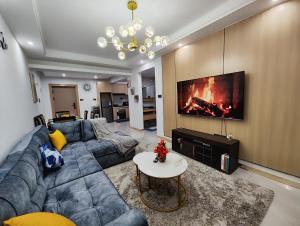 Lolas Haven - 75" Screen, Heated Pool, Gym, Views