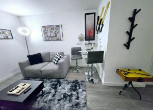 Private Cozy 1Br Basement Suite Perfect for Couple! With Date Bar for 2! Self Check-in, Private Parking