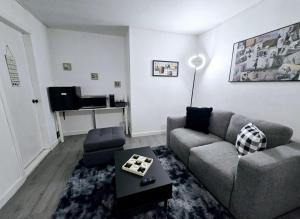 Private Cozy 1Br Basement Suite Perfect for Couple! With Date Bar for 2! Self Check-in, Private Parking