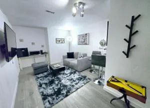 Private Cozy 1Br Basement Suite Perfect for Couple! With Date Bar for 2! Free Sparkling! Self Check-in, Private Parking - Burnaby