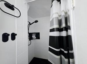 Private Cozy 1Br Basement Suite Perfect for Couple! With Date Bar for 2! Self Check-in, Private Parking