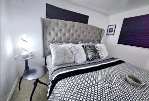 Private Cozy 1Br Basement Suite Perfect for Couple! With Date Bar for 2! Self Check-in, Private Parking