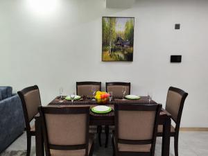 Lolas Haven - 75" Screen, Heated Pool, Gym, Views