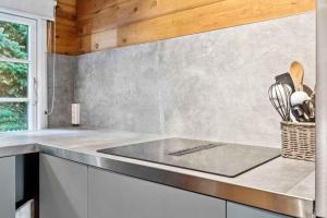 Charming Log Cabin Near The Sea