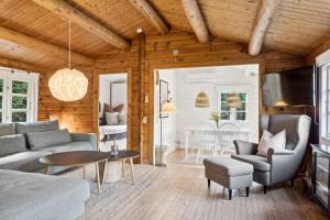 Charming Log Cabin Near The Sea