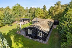 Charming Log Cabin Near The Sea