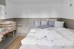 Charming Log Cabin Near The Sea