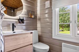 Charming Log Cabin Near The Sea