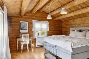 Charming Log Cabin Near The Sea