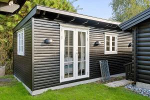 Charming Log Cabin Near The Sea