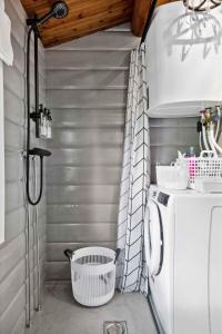 Charming Log Cabin Near The Sea