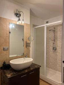 Maison under the towers