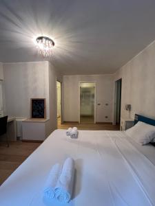 Maison under the towers