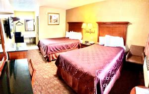 Quadruple Room - Smoking room in Rodeway Inn Goodlettsville South