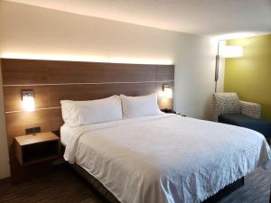 King Room - Mobility Access Tub - Non-Smoking room in Holiday Inn Express Edgewood-I-95 Hotel By IHG