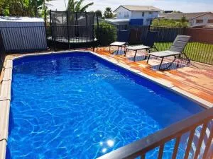 3 Bed Family Home, with heated saltwater swimming pool at Bayfair Doorstep - 帕帕莫阿
