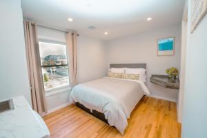Queen Room room in Hampton Bays Hotel On Main