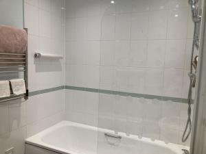 Bright London Retreat Near North Acton Tube