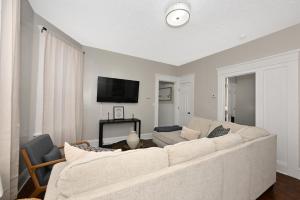 3 Bed Spacious 1st Floor Apt at Tremont