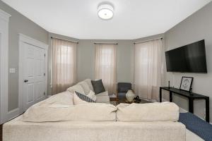 3 Bed Spacious 1st Floor Apt at Tremont