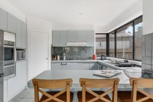 Hearthstone Haven - Spacious Beachside Group Getaway
