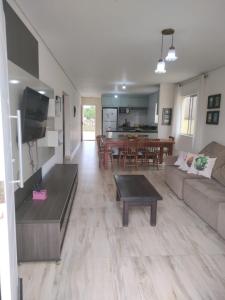 casa 700m da praia, ideal para família, 3 quartos , piscina, ar condicionado, churrasqueira, wi fi, estacionamento, até 10 pessoas,