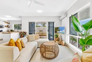 The Bird House - Poolside Haven a Stroll from Beach