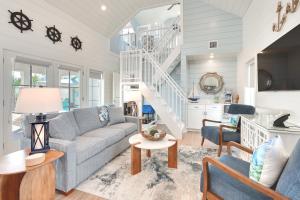 Margaritas and Parrots in PCB Beachy Bungalow!