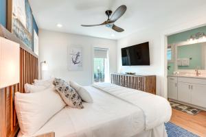 Margaritas and Parrots in PCB Beachy Bungalow!