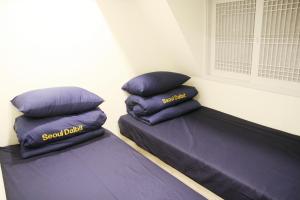 Phòng nhỏ 2 giường có phòng tắm (Small Twin with Bathroom)