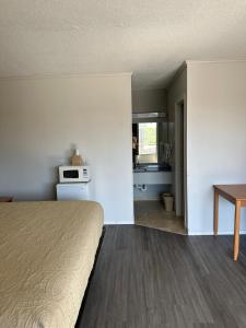 King Room - Non-Smoking room in Budgetel Inn & Suites