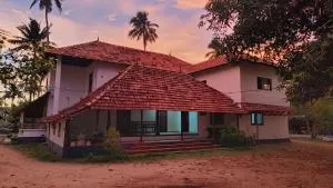 Thodiyil Private Beach View Heritage Homestay - Kondālseri