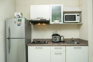 Comfy 1BR at Belleza Apartment By Travelio