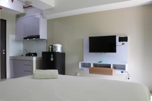 Simply Look Studio Room at Mont Blanc Bekasi Apartment By Travelio