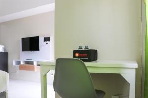 Simply Look Studio Room at Mont Blanc Bekasi Apartment By Travelio