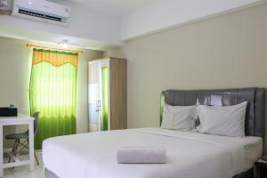 Simply Look Studio Room at Mont Blanc Bekasi Apartment By Travelio