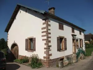 Maison typique au calme avec cheminée et garage - FR-1-583-307 - Saint-Bresson
