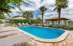 3 Bedroom Lovely Home In Kastelir