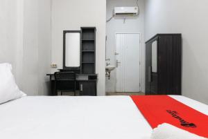 RedDoorz near Mandaya Royal Hospital Puri