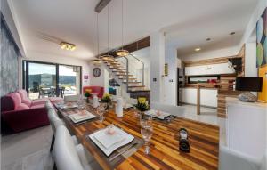 4 Bedroom Stunning Home In Kostelj 