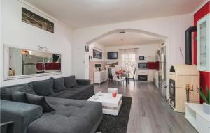 Beautiful Home In Srinjine With Sauna