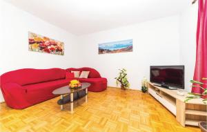 Cozy Home In Primorski Dolac With Wifi