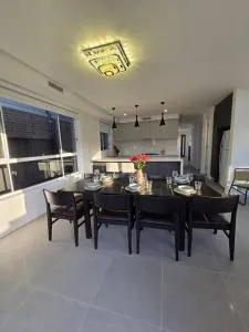 Luxury 5 Bedrooms 3 full Bathrooms home in centre of Rouse Hill - Kenthurst