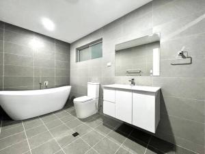 Luxury 5 Bedrooms 3 full Bathrooms home in centre of Rouse Hill