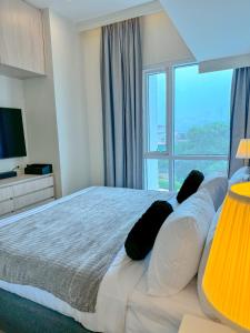 The Suite- Luxurious City Skyline