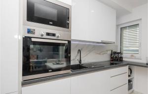 2 Bedroom Cozy Apartment In Makarska 