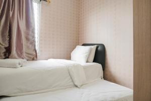 Homey and Compact 2BR Mediterania Marina Ancol Apartment By Travelio